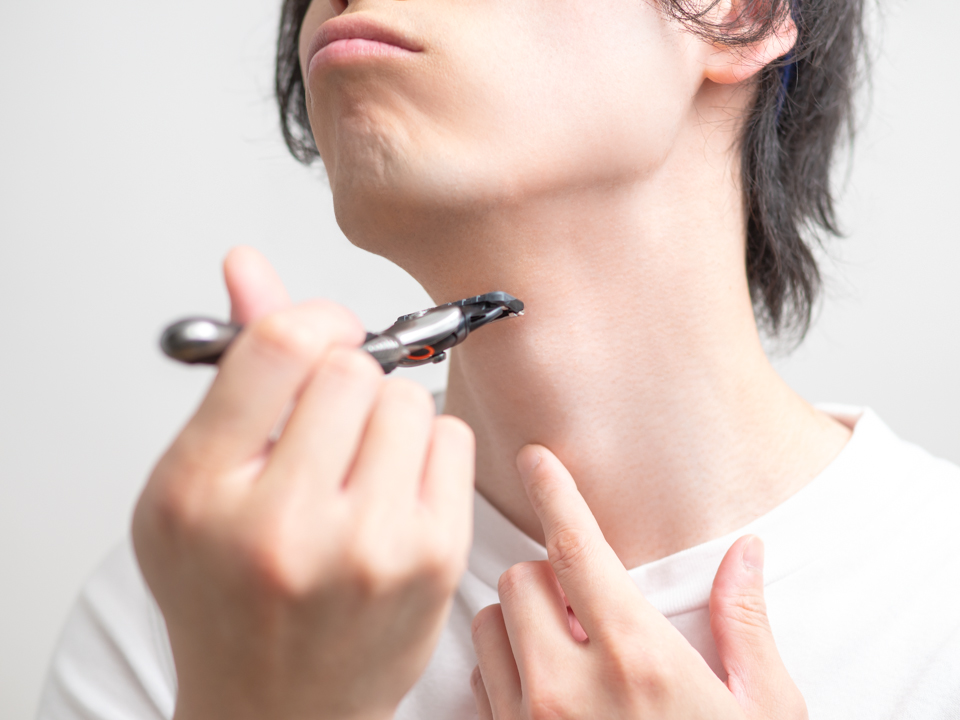 メンズの首髭が生えやすい理由と自己処理が難しいワケ